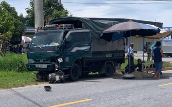 Bản tin TNGT 8/7: Xe tải kéo lê xe máy hàng chục mét tại Hà Tĩnh, hai vợ chồng thương vong