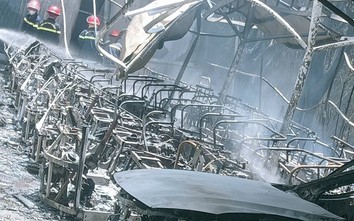 Hà Tĩnh: Cháy nhà xe gần chùa Hương Tích, 9 xe điện, một ô tô bị thiêu rụi