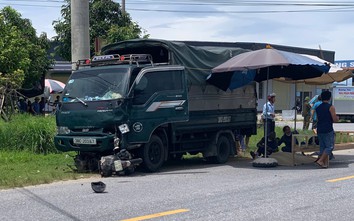 Xe tải kéo lê xe máy hàng chục mét, hai vợ chồng thương vong