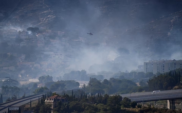 Sân bay lớn thứ 2 nước Pháp phải hủy toàn bộ chuyến bay vì cháy rừng