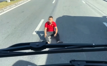 Người đàn ông ngang nhiên ngồi giữa QL1A Đà Nẵng chặn đường xe khách