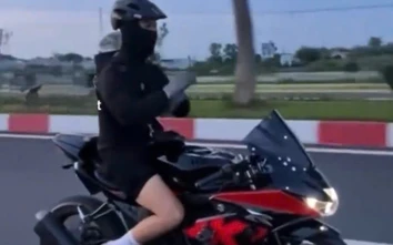 Thanh niên buông tay, bốc đầu ở TP.HCM bị tịch thu xe máy