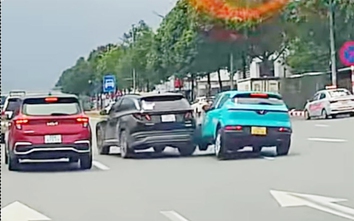 Hai ô tô va chạm vì bất ngờ phanh gấp tránh người đi xe máy