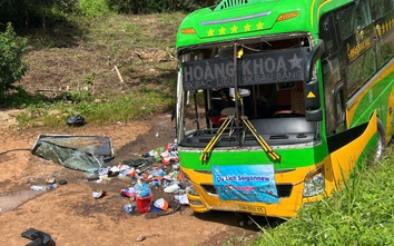 Vụ lật xe khách chở 46 người ở Đắk Lắk: Có người phải cắt cả bàn tay, cẳng tay