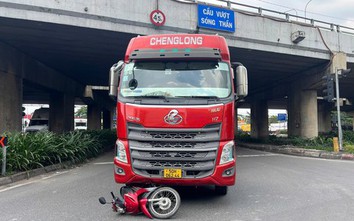 Bản tin TNGT 20/8: Xe máy đi vào đường cấm va chạm với container, một người tử vong