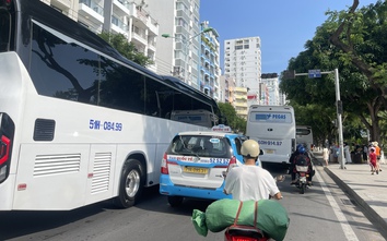 Khánh Hòa: Ô tô nối nhau dừng trả khách bất chấp biển cấm gây ách tắc đường ven biển