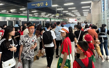 Tàu Cát Linh - Hà Đông kín chỗ, hành khách nườm nượp đi xem hợp luyện diễu binh