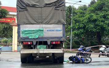 Xe máy văng vào bánh xe tải sau cú phanh gấp, nam thanh niên tử vong