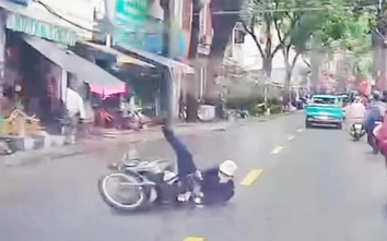 Xe máy bất ngờ trượt ngã, lao thẳng vào ô tô đi hướng ngược lại
