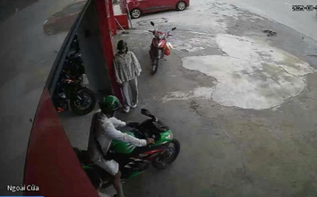 Đi mua xe máy phân khối lớn, cô gái bị bạn trai bỏ lại cửa hàng rồi đi xe mất hút