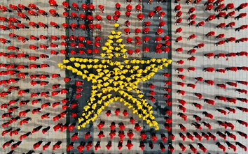 Cà Mau: Gần 1.000 người xếp hình bản đồ, cờ Tổ quốc chào mừng 2/9