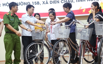 Nghệ An: Trao hàng chục xe đạp nâng bước học sinh có hoàn cảnh khó khăn tới trường