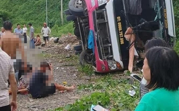 Phú Thọ: Lật xe khách trên dốc Cun khiến 2 người thương vong