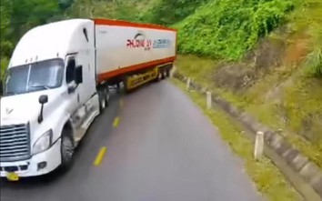 Xe container va chạm mạnh với ô tô giữa đèo dốc