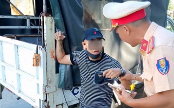 Gặp khách nghi "ngáo đá", tài xế grab cầu cứu CSGT Đà Nẵng