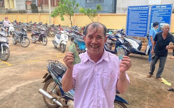 Đồng Nai: Công an xã đi từng ngõ, gõ cửa từng nhà mang quà Tết Độc lập đến người dân