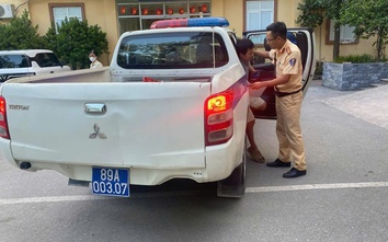 CSGT Hưng Yên hỗ trợ người đàn ông đau bụng quằn quại ven đường đi cấp cứu