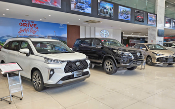 Các hãng xe đua giảm giá để kích cầu