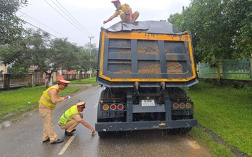 Quảng Ngãi: Phát hiện nhiều xe chở cát quá thành thùng, rơi vãi trên đường Hồ Chí Minh