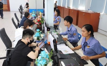 TP.HCM: Người dân xếp hàng từ rạng sáng mua vé tàu Tết trong ngày đầu mở bán