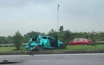 Ô tô biến dạng, văng lên dải phân cách sau tai nạn liên hoàn trên QL1