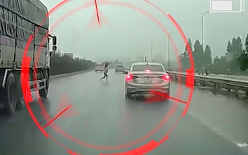 Thót tim xe khách đánh lái tránh người đi bộ băng qua đường