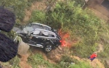 Sạt lở đất đá hất văng ô tô chở 3 người xuống vực sâu ở Lào Cai: Nạn nhân ra sao?