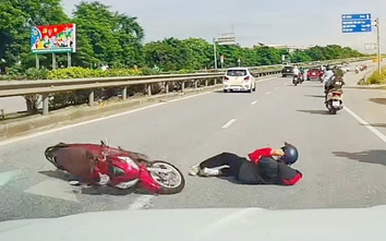 Người đi xe máy ngã đập đầu xuống đường vì đâm trúng vật lạ