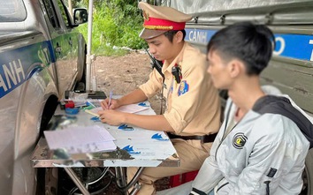 Xử lý đối tượng phóng xe bạt mạng trên quốc lộ, dương tính với ma túy đá