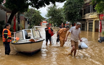 Lấp loáng những bóng áo vàng, áo xanh giúp dân giữa tâm lũ ở Lào Cai