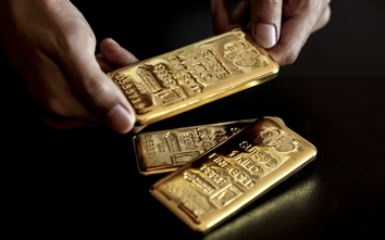 Giá vàng duy trì gần mức kỷ lục khi nhà đầu tư chờ đợi dữ liệu việc làm quan trọng của Mỹ