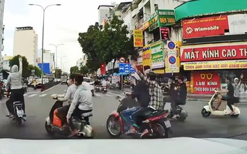 Nhóm thanh niên không đội mũ bảo hiểm, vượt đèn đỏ ở TP.HCM