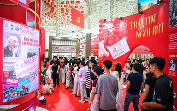 Dòng người tiếp tục chen chân xếp hàng thưởng lãm thành tựu đất nước 80 năm