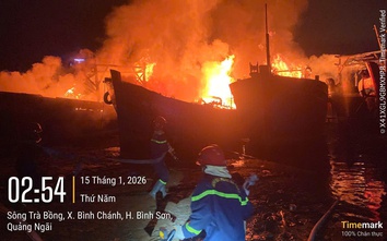 Bốn tàu cá Quảng Ngãi bốc cháy dữ dội trong đêm