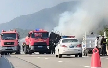 Cháy xe tải trên cao tốc Cam Lâm - Vĩnh Hảo, giao thông ùn ứ