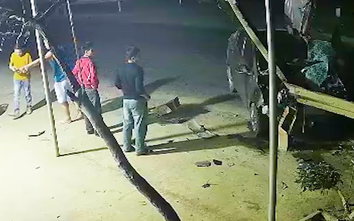 Ô tô mất lái lao vào hộ lan trên đường Hồ Chí Minh