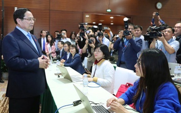 Thủ tướng thăm trung tâm báo chí, động viên phóng viên tác nghiệp tại Đại hội XIV của Đảng