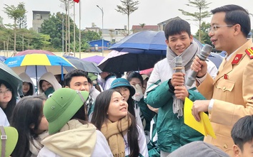 Không ngại mưa rét, hàng nghìn học sinh tham gia buổi học đặc biệt cùng CSGT Thái Nguyên