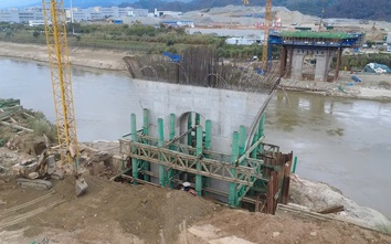 Lào Cai rét 4 độ C, hơn 100 công nhân vẫn bám công trường cầu biên giới Việt - Trung