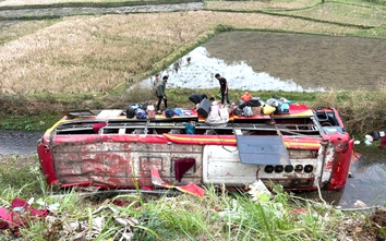 Lật xe khách trên quốc lộ 37 qua Sơn La, 11 người bị thương