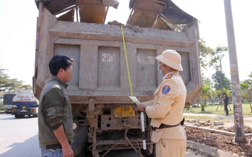 Hà Nội: CSGT tuần tra ngày đêm, ngăn xe quá tải lộng hành dịp cuối năm