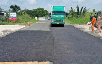 Khẩn trương dặm vá quốc lộ 1 qua Cà Mau đảm bảo an toàn lưu thông