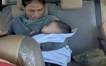 CSGT Nghệ An mở đường đưa bé trai hơn 1 tuổi đuối nước đến bệnh viện cấp cứu