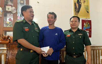 Thuyền trưởng tàu cá chìm ở cửa Gianh bơi dạt vào bờ sau 8 giờ mất tích