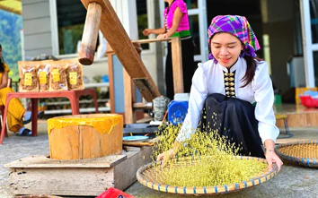 Về Tú Lệ, xem người Thái giữ nghề làm cốm truyền thống, lưu hương vị núi rừng