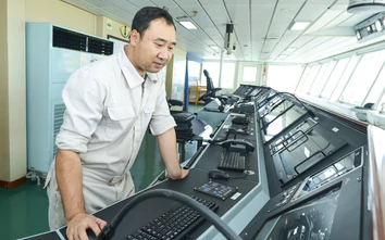 Tàu đang đi biển, thuyền trưởng mất khả năng làm việc sẽ xử lý thế nào?