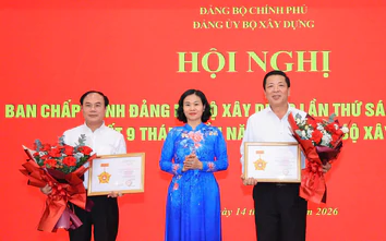 Bộ trưởng Trần Hồng Minh nhận Kỷ niệm chương "Vì sự nghiệp công tác tổ chức xây dựng Đảng"