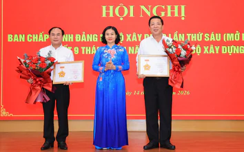 Bộ trưởng Trần Hồng Minh nhận Kỷ niệm chương "Vì sự nghiệp công tác tổ chức xây dựng Đảng"
