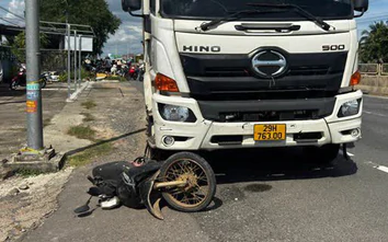Tai nạn giao thông 14/10: Xe tải kéo lê xe máy khoảng 80m sau va chạm, một người tử vong