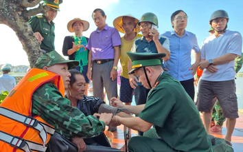 Ngư dân câu mực Hà Tĩnh được cứu sống sau 2 ngày trôi dạt trên biển